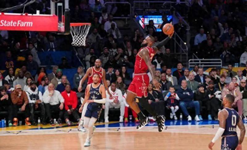 [流言板]詹姆斯:我们亲眼见证科比81分,所以80,90分是可能的_球员