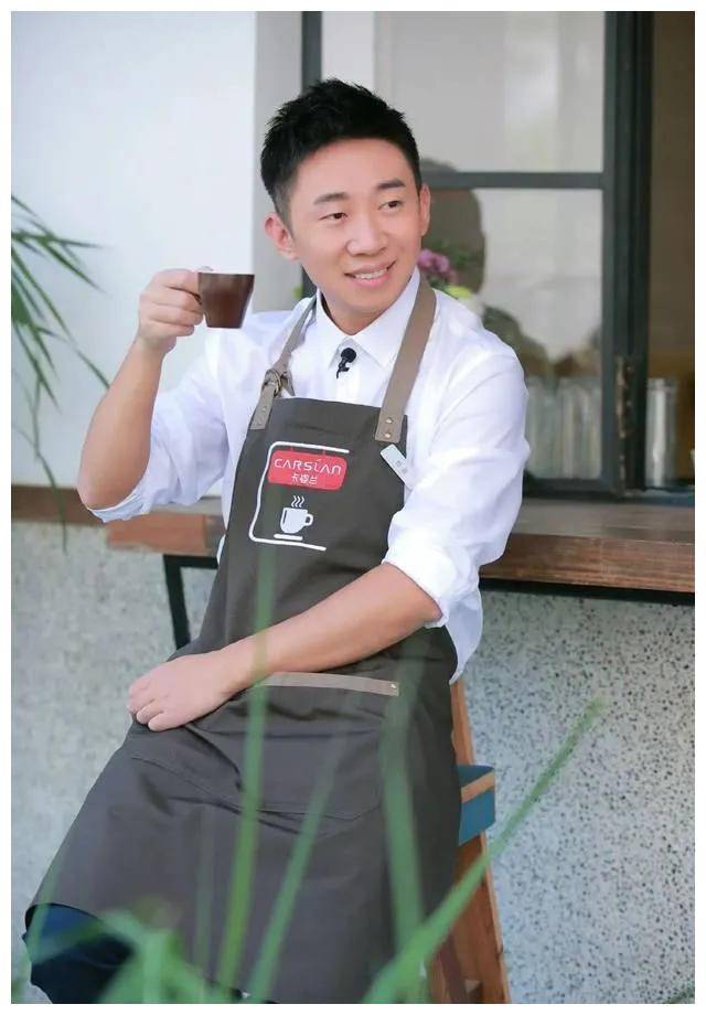 杨迪男团妆引网友争议,搞笑王变身挑战?_形象_事件_偶像