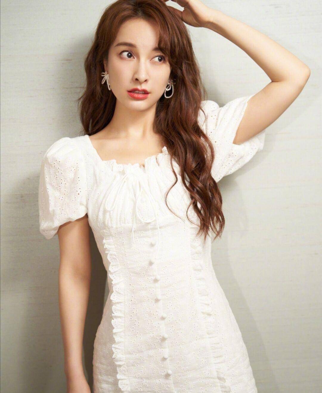 吴昕跳开场舞蹈,全程表情管理在线,蓬蓬裙之下的搭配成亮点_风格_时尚