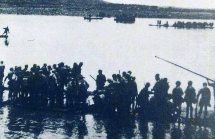 三面合围,一个团硬啃一个师,团长怒吼:还有心思捡