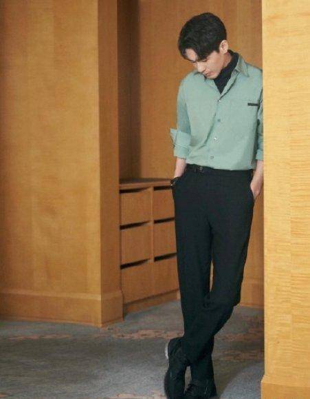 白宇实力颜值兼具,躺浴缸凹造型,直女看了怎能不心动_衬衫_休闲_西装