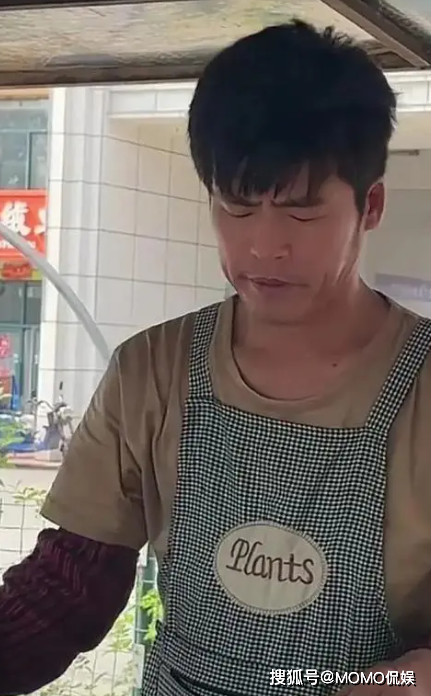 鸡蛋灌饼摊主撞脸周杰伦,意外走红,粉丝破300万仍不忘初心_白献英