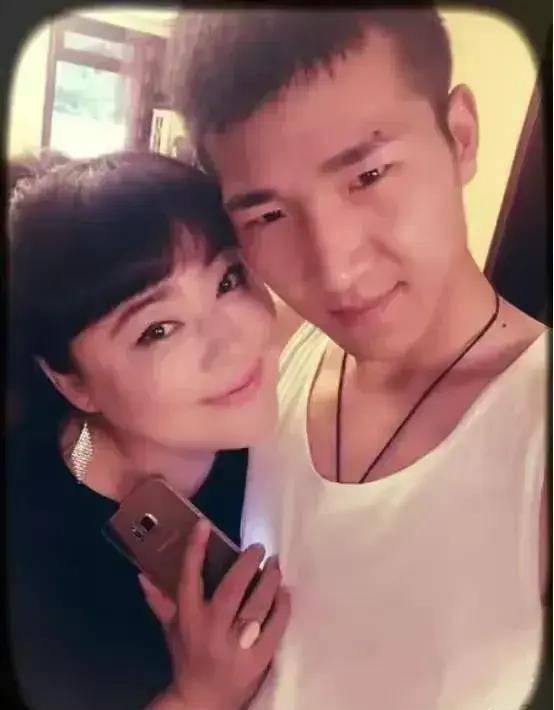 经历三次婚姻,老公一个比一个小,如今患癌,53岁与女儿相互依靠_李菁菁