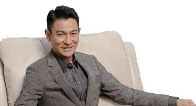 身为四大天王之一的刘德华也是一名大孝子,因为自己的身份和工作需要