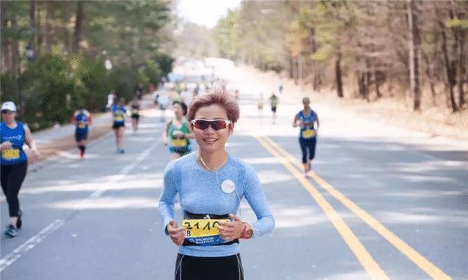 "假跑女王"罗茜:马拉松跑到半路去坐地铁,被揭穿后拒还奖牌_比赛_赛事