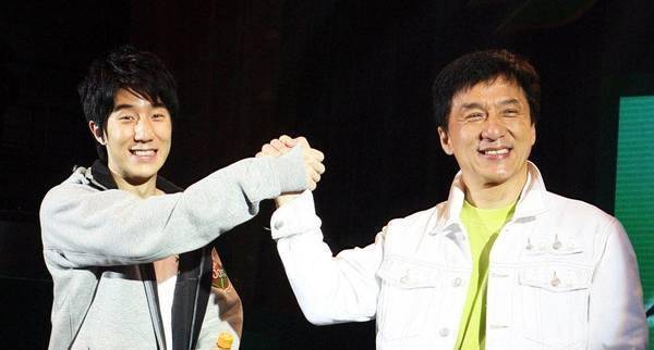 37岁房祖名近照曝光!穿着低调且朴素,胡子拉碴不修边幅太接地气_成龙_