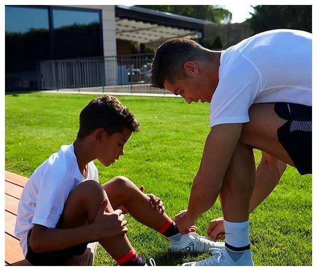 c罗与儿子展示八块腹肌,迷你罗超帅气,黑色指甲油抢眼夺镜!