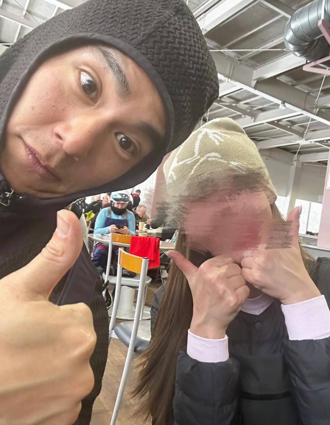 彭于晏对着镜头比耶,很是可爱.