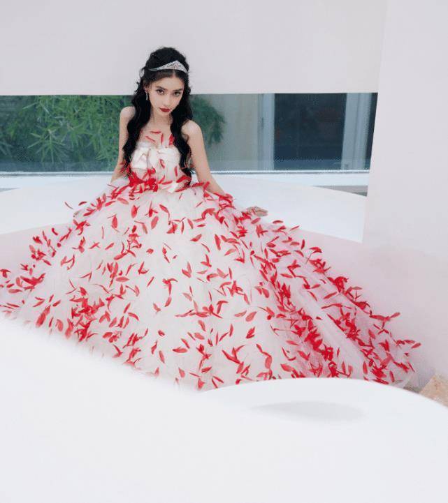 杨颖气质太绝了,廉价感十足的"辣椒裙",她都能穿出高级范_look_时尚