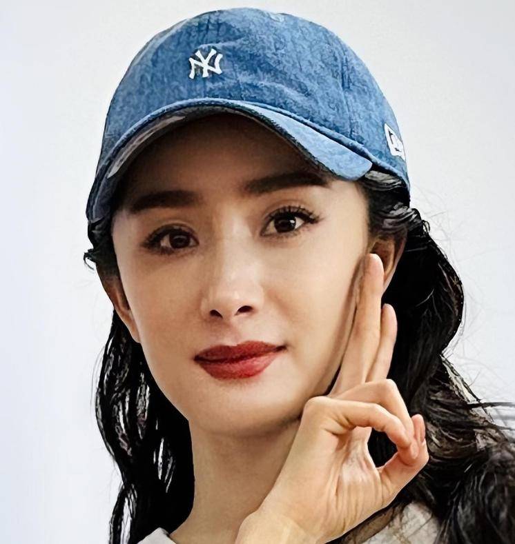 过完年,内娱明星又变样,刘诗诗歪嘴杨紫成熟,图揭颜值变迁史_杨幂