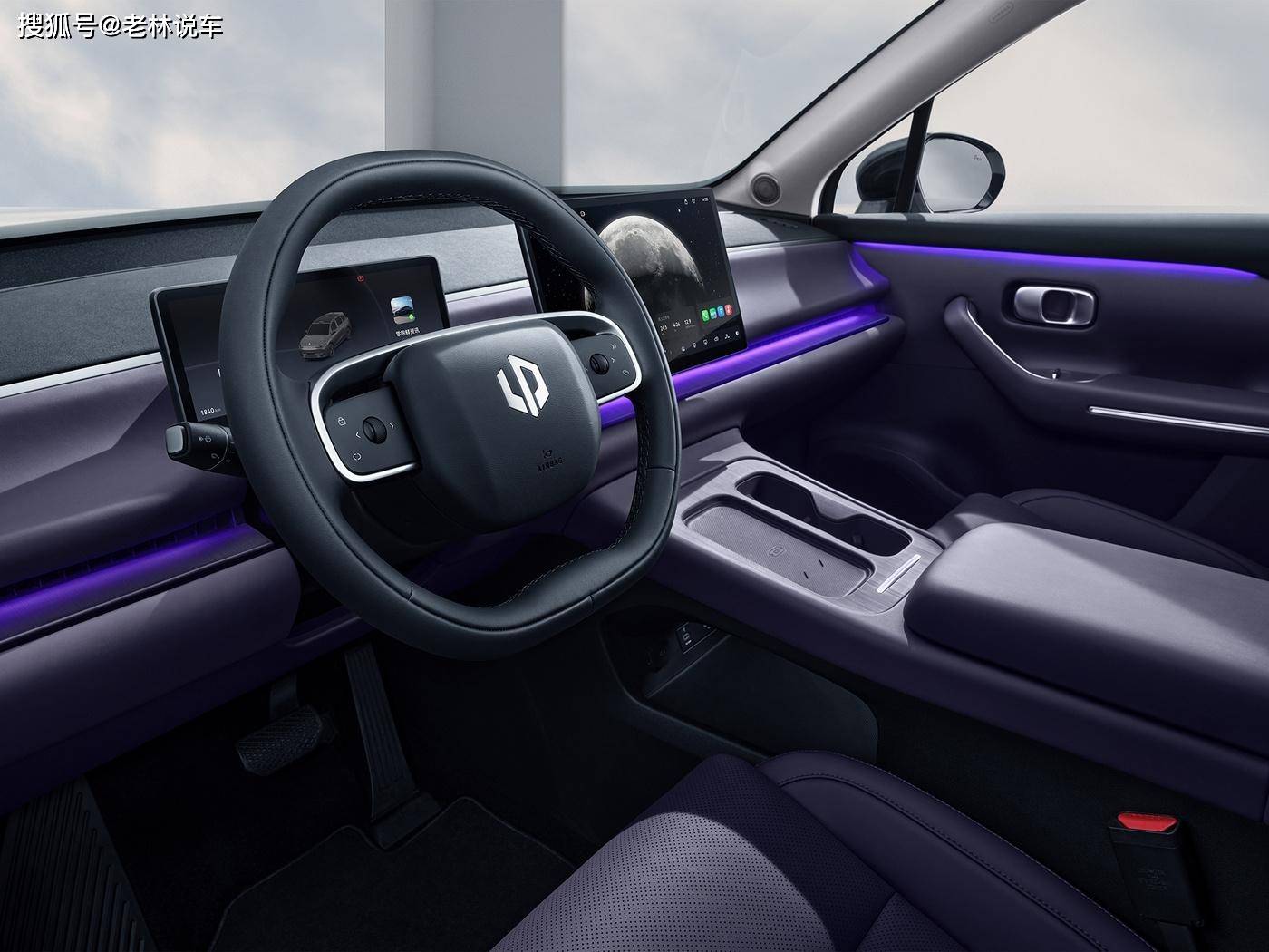 设计上,零跑c10采用了电子怀挡机构,前排地台分为上