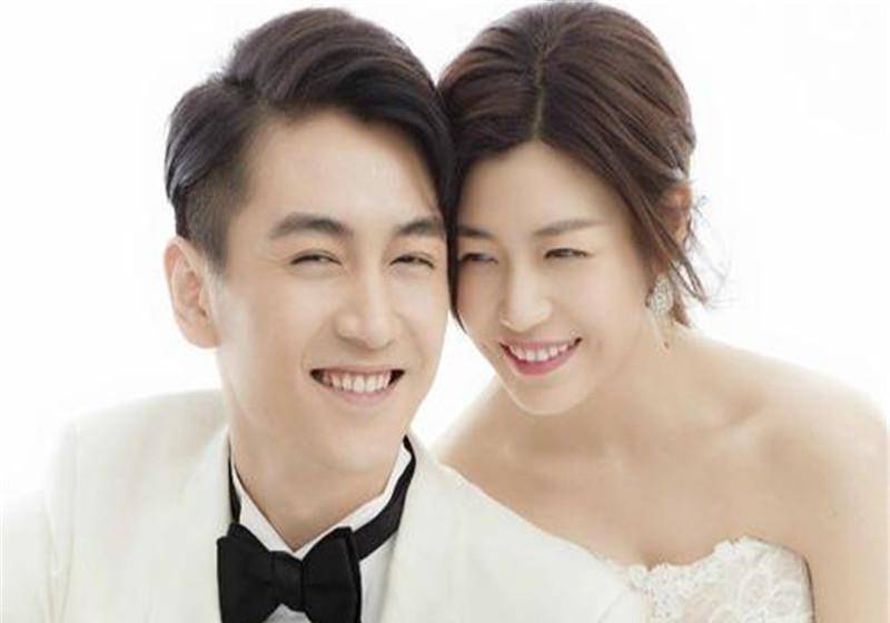陈妍希抱孩子探班陈晓,打破感情不和传闻,一家三口甜蜜温馨令人羡慕.