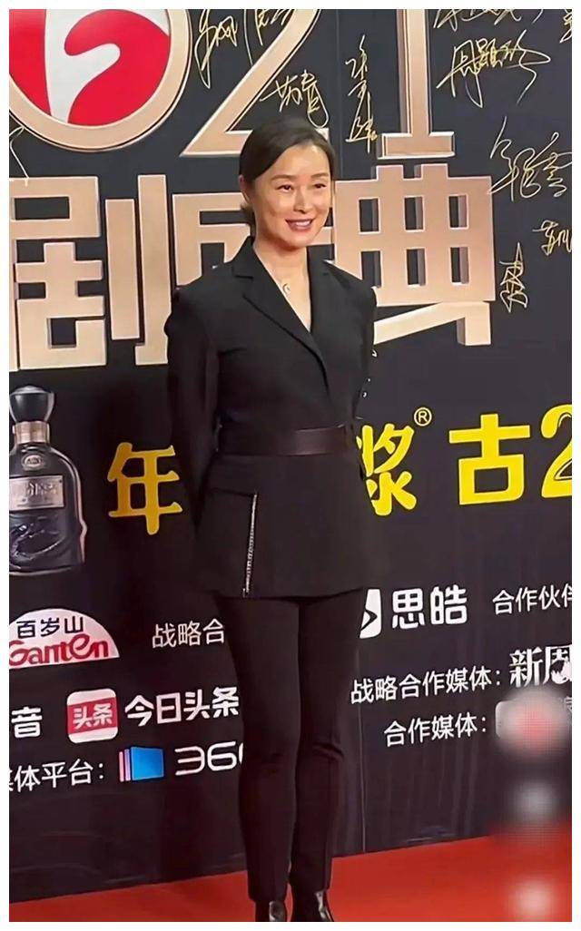 吴越晒出真实自己,头发稀疏不遮掩,皱纹深处展现的舒适美.