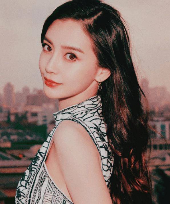 知道自己有几把刷子的baby,将重心放到了综艺上面,她跟吴亦凡所合作的