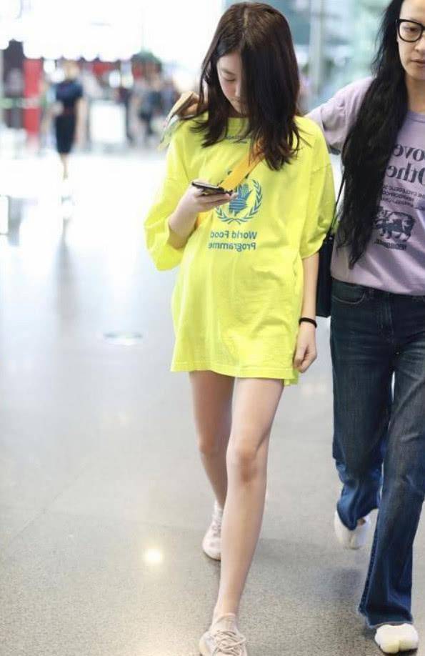 全身只穿一件t恤,脚踩运动鞋太个性_形象_女子_穿着