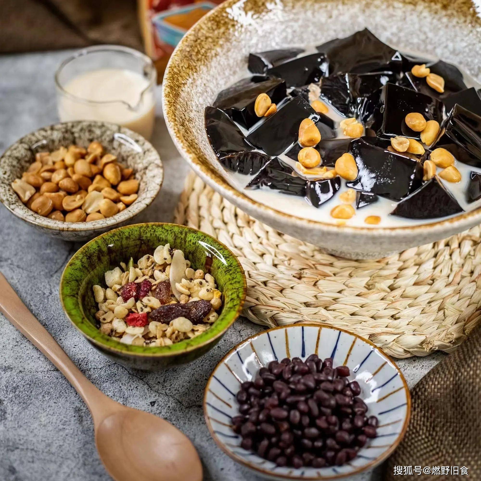 龟苓膏的种类可不少,有原味,椰奶,炼奶,红豆,玫瑰蜜.