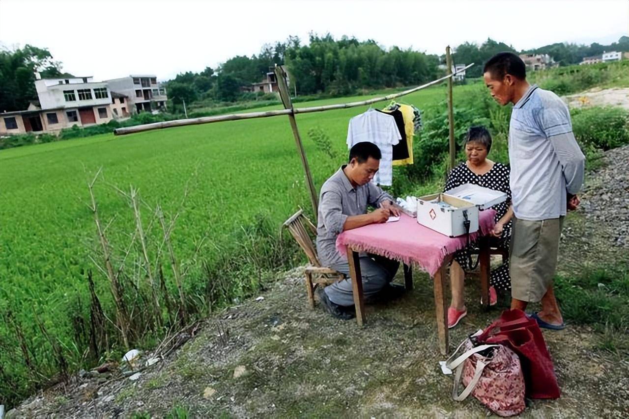 赤脚医生:曾为农村医疗做出贡献,为何如今被遗忘,甚至遭质疑?