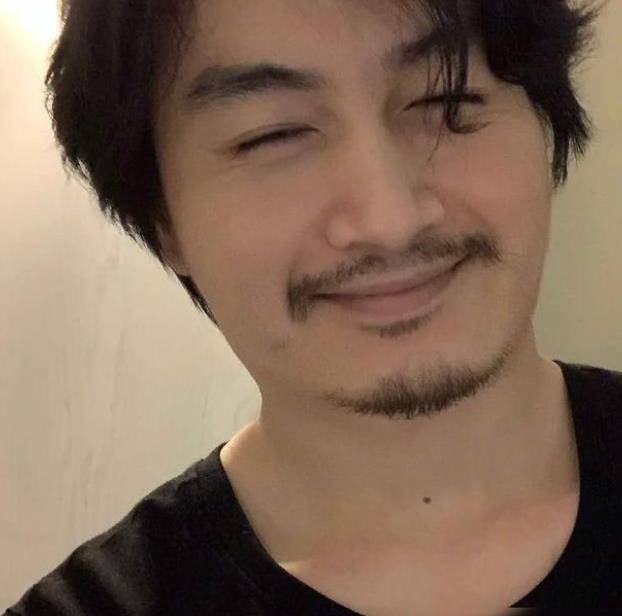 陈晓罕见晒自拍,却遭鱼尾纹大胖脸抢镜,粉丝:墙都被你p歪了_形象_时候