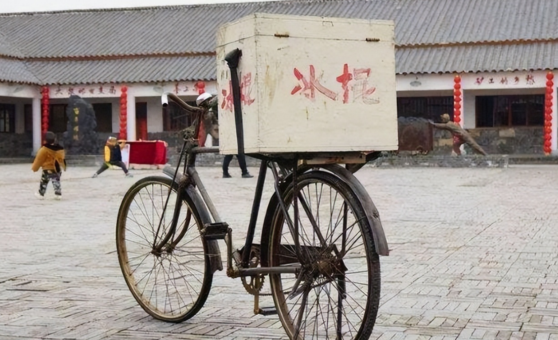 那时候的宗庆后,每天都是骑着自行车,或三轮车挨家挨户地卖冰棍和文具
