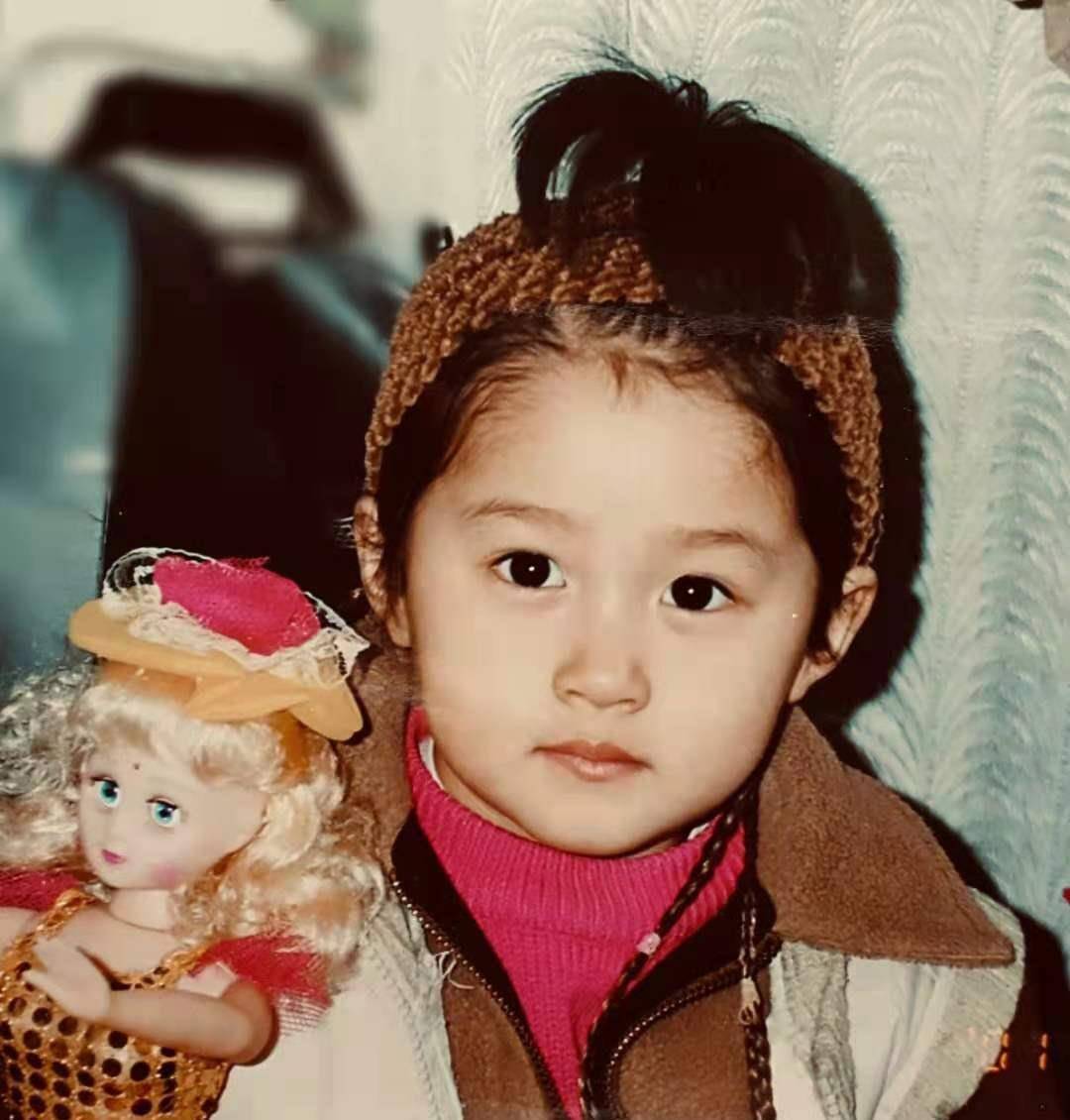关晓彤晒未公开童年照,大眼睛呆萌可爱,意外撞脸男友鹿晗_照片_小时候