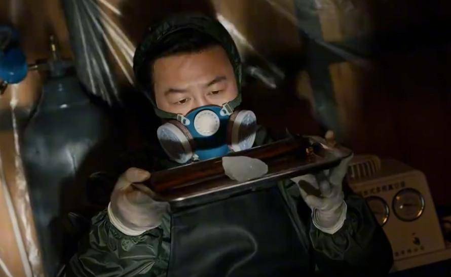 老教授出于惜才,最终指导他用盐酸反应,再用有机溶剂萃取后结晶.