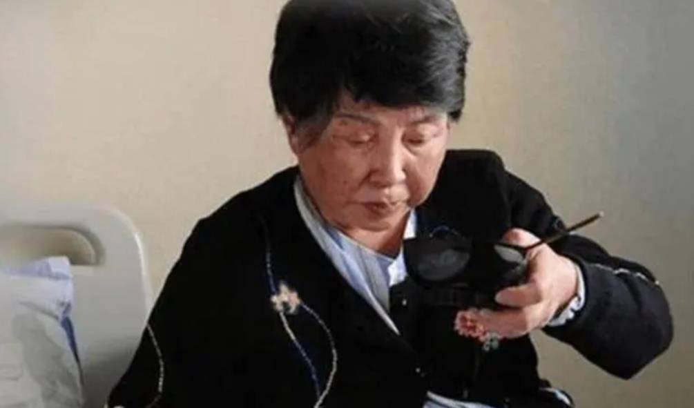 失独老太盛海琳,60岁冒死生下双胞胎,如今成百万富翁