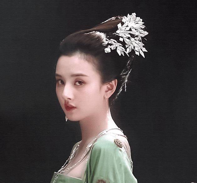 会有很多的感情戏,甚至有网友说可能会有吻戏,所以王俊凯如果参演这部