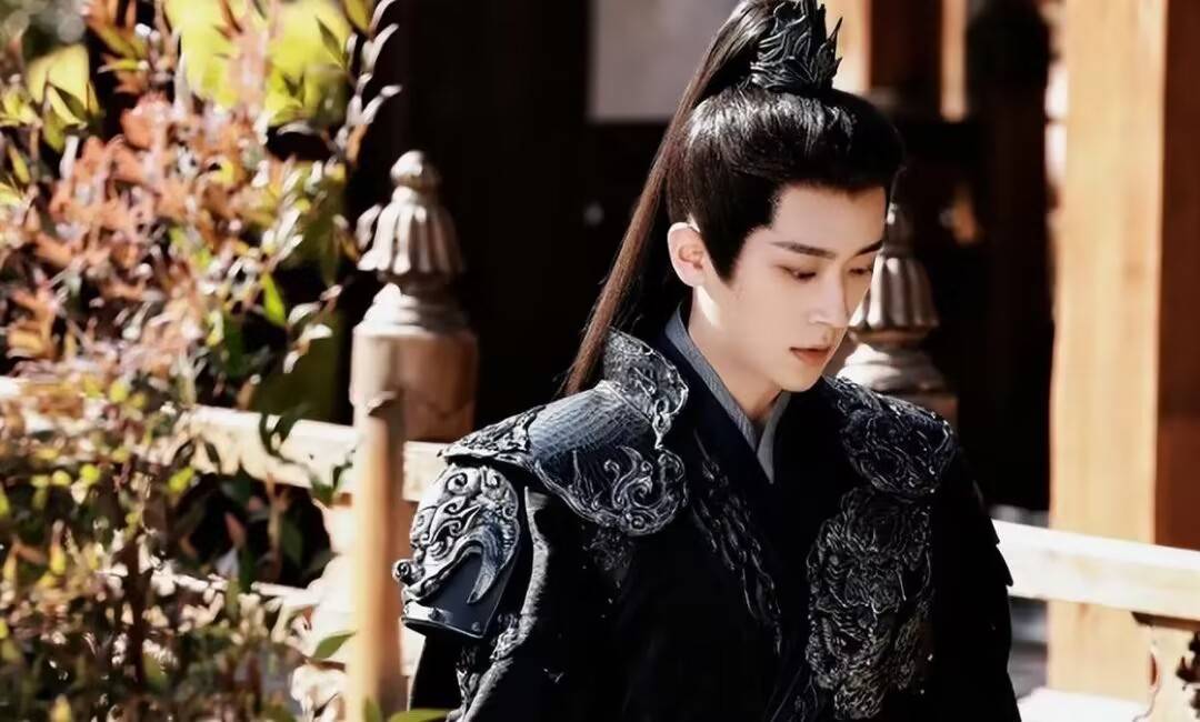 在剧中,丞磊饰演的宫尚角气宇轩昂,疯批腹黑,重情重义,智勇双全,心思