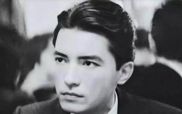 他就是尊龙,提起他很多人的脑海里都会出现溥仪的扮相,不过尊龙已经