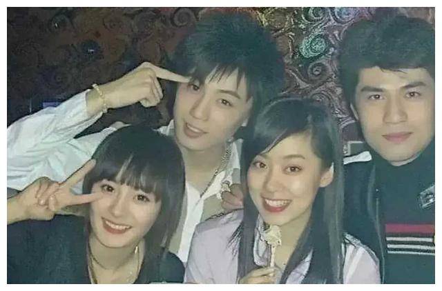 杨幂与张小斐惊艳合照!大学同窗情深,多年友谊!_友情_游戏_合作