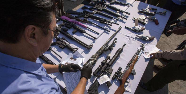 农民将枪挂房梁上,邻居民警前去抓捕,他淡定掏出持枪证_枪支_法律