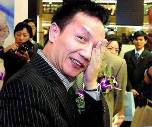 从穷小子到上海首富:他放言:超越李嘉诚,却两次入狱成"首负"_周正毅_