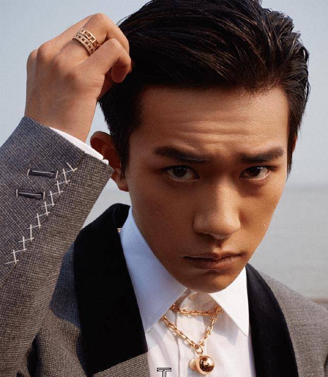 易烊千玺封面来袭!