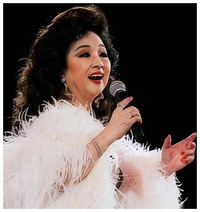 74岁单身女性坚守中国国籍,春晚为其破例_徐小凤_生活_魅力