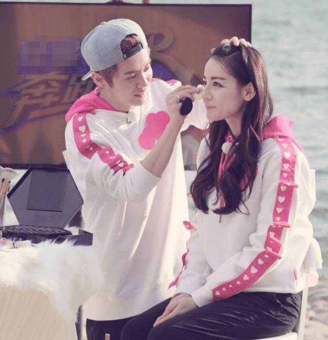 想必大家都知道,鹿晗在跟关晓彤公开恋情之前,他是跟迪丽热巴炒cp的