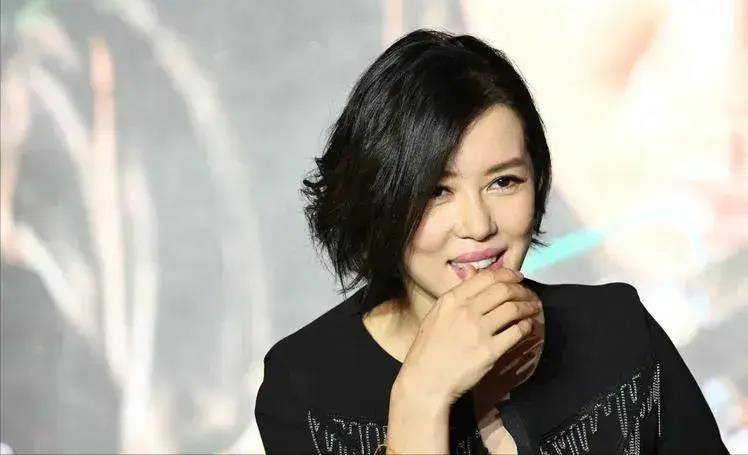 目光中透露着男人的深邃,体态上更是女人的妩媚,这就是余男_经历_人生