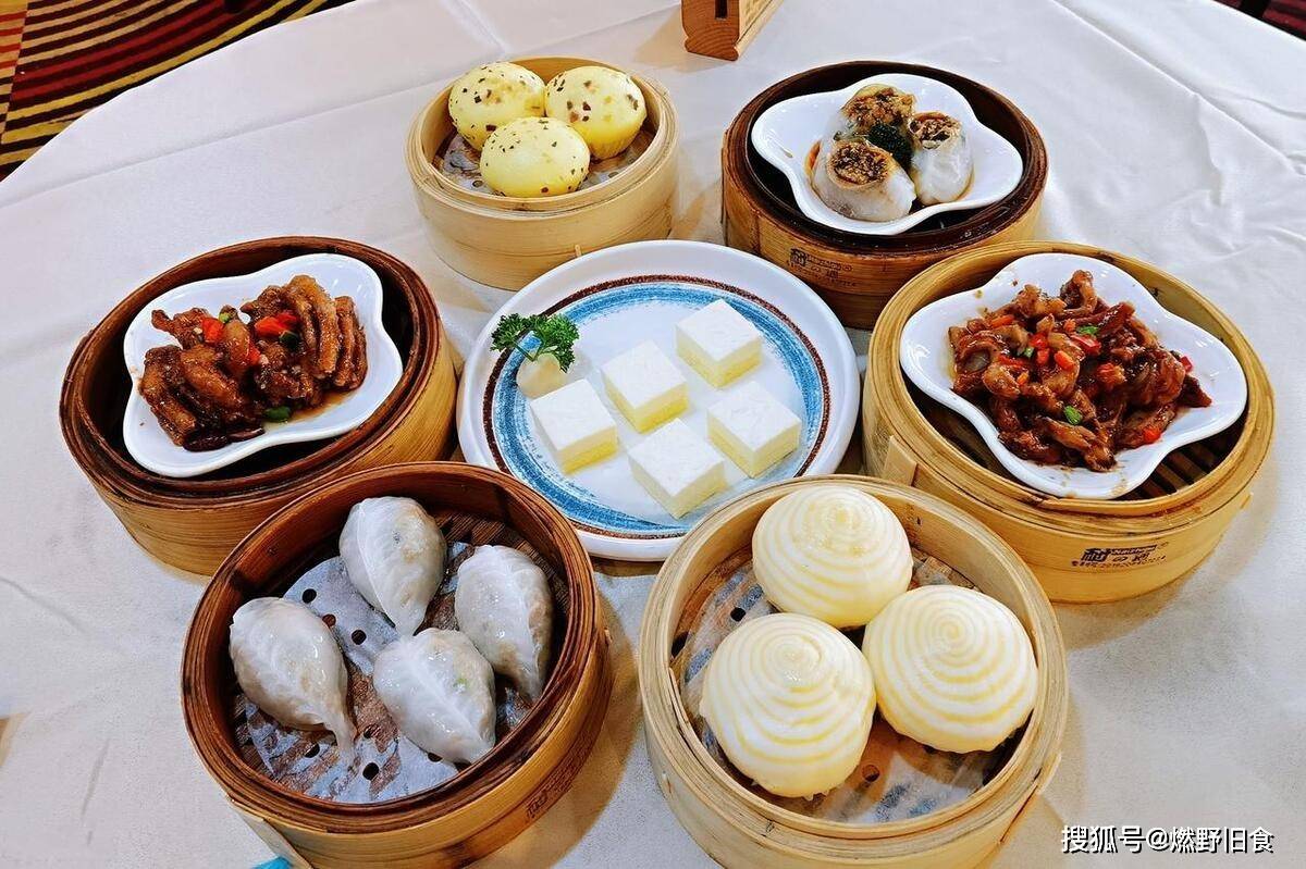 新东方大酒楼,喜通天酒楼菜品除了有常见的经典早茶三件套:叉烧包