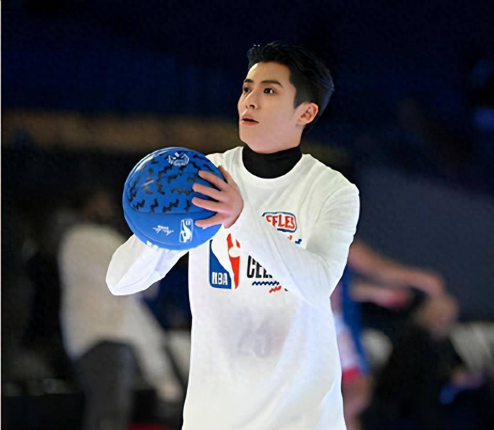 王鹤棣破我们明星名人赛历史记录#,篮球场上的璀璨星辰_比赛_胜利