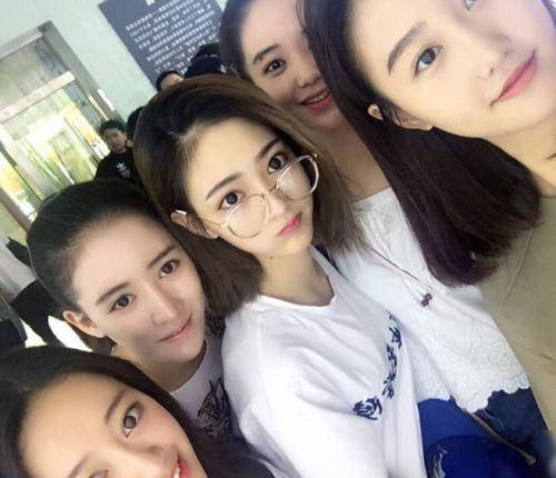 关晓彤晒大学室友,才发现其中还有大火的她!