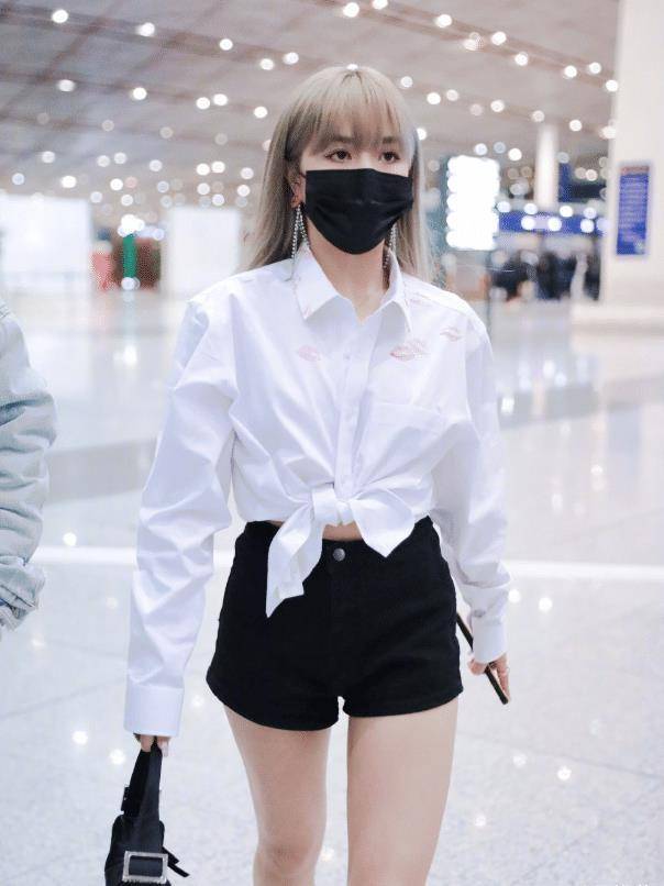 安崎机场私服火遍全网,大春季穿露脐装配超短裤