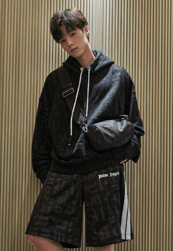 董又霖拍摄时尚大片,穿黑西服套装简洁利落,这身材比例太绝了_黑色