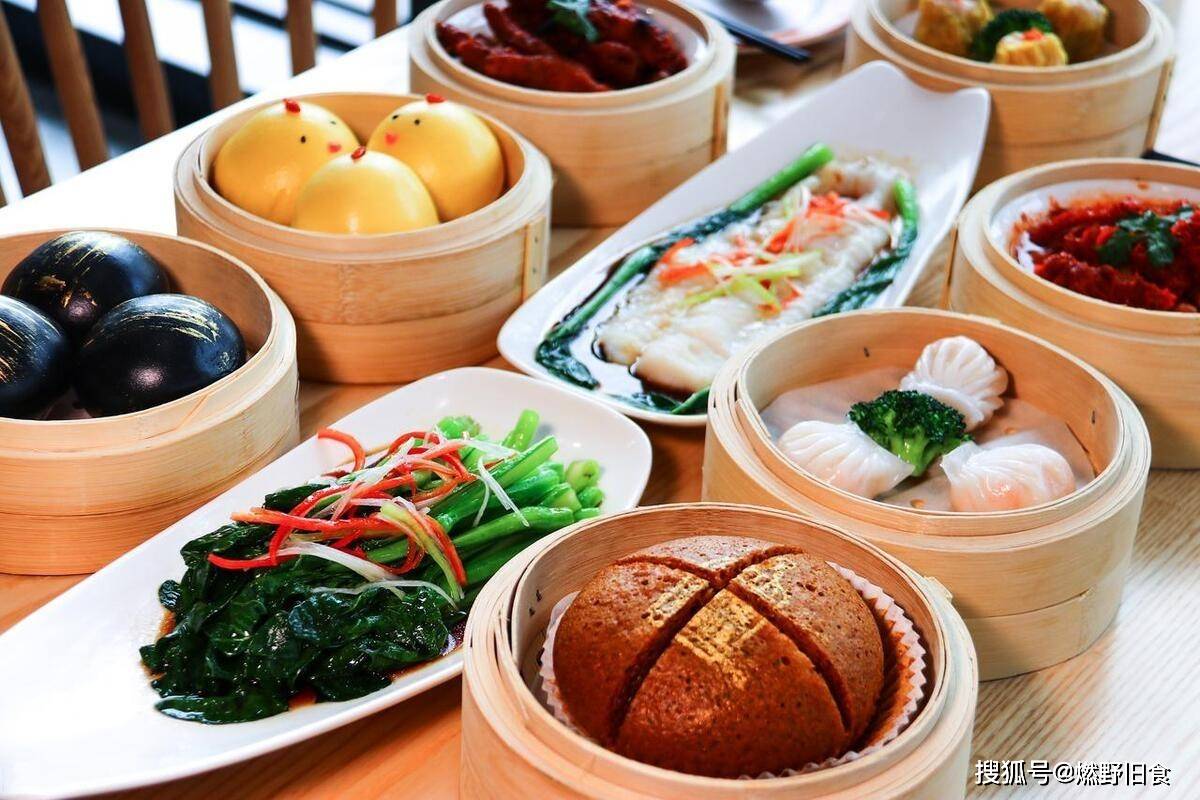 更让人惊喜的是,人均30 就能吃顿美味早茶,酒楼里的粤式点心,街边的煲