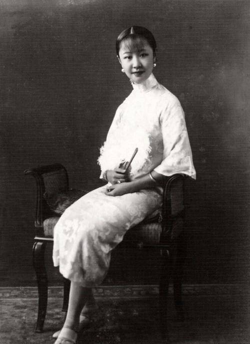 由于韫颖和溥仪同为瓜尔佳氏幼兰所生,所以溥仪格外疼爱这个妹妹,早早