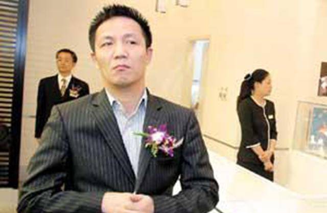 从穷小子到上海首富:他放言:超越李嘉诚,却两次入狱