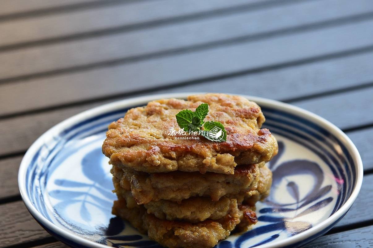 香煎莲藕肉饼前段时间,一家人坐在沙发上一起观看《舌尖上的中国》