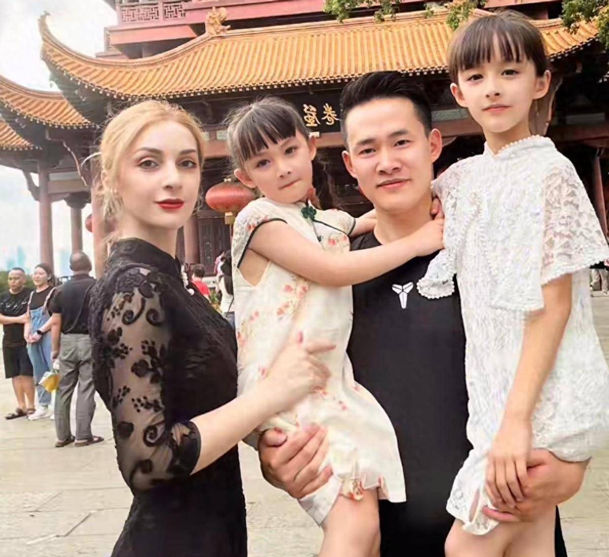 湖北小伙被外国美女模特倒追,生下两个混血女儿,大女