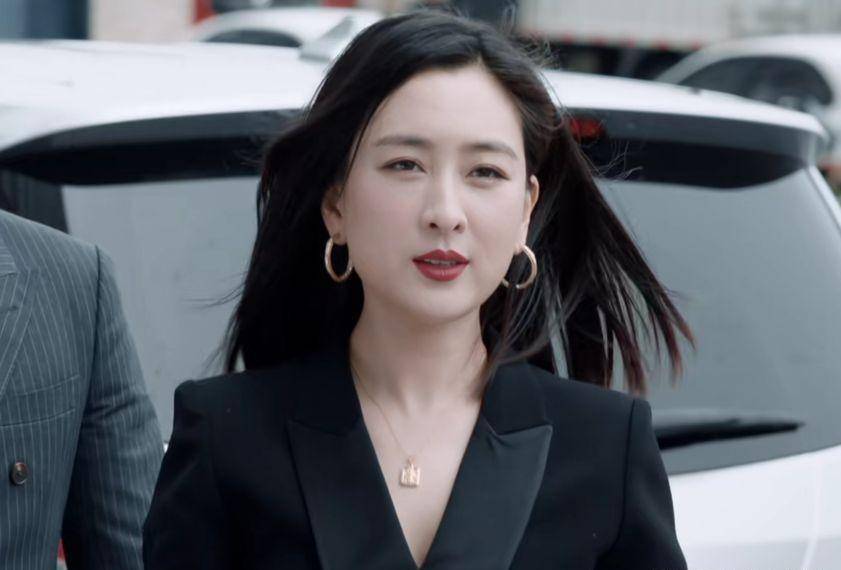 调侃自己"无戏可拍"的马苏华丽归来,告诉大家啥叫"三料视后"_剧中