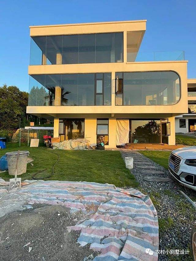 现在的有钱人越来越多,回老家建别墅的也多,有条件,谁家都想把房子盖