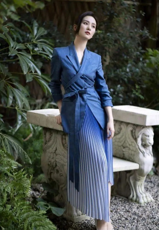 刘诗诗蓝色西装配纱裙,路人抓拍图依旧美丽动人._电视剧_品牌_吴奇隆