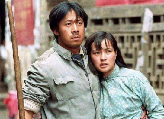 "顽主"姜文的狂野爱情,和4位时尚女爱得轰烈,却被周韵拴得死死_刘晓庆